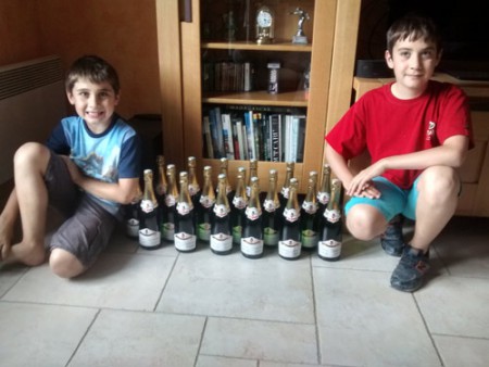 nous devant des bouteille de champagne
